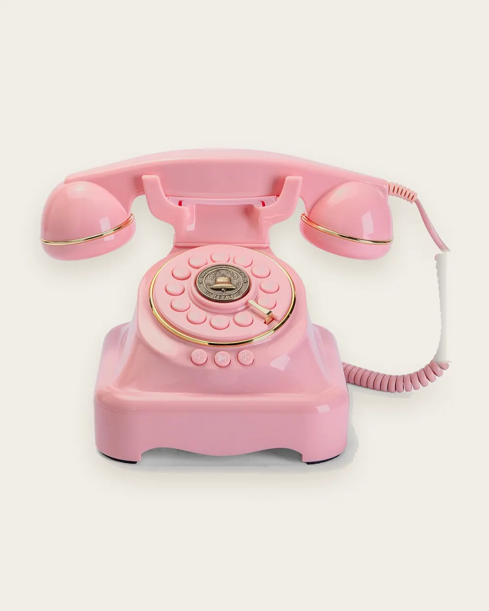 Célestine, téléphone rétro rose posé sur fond clair