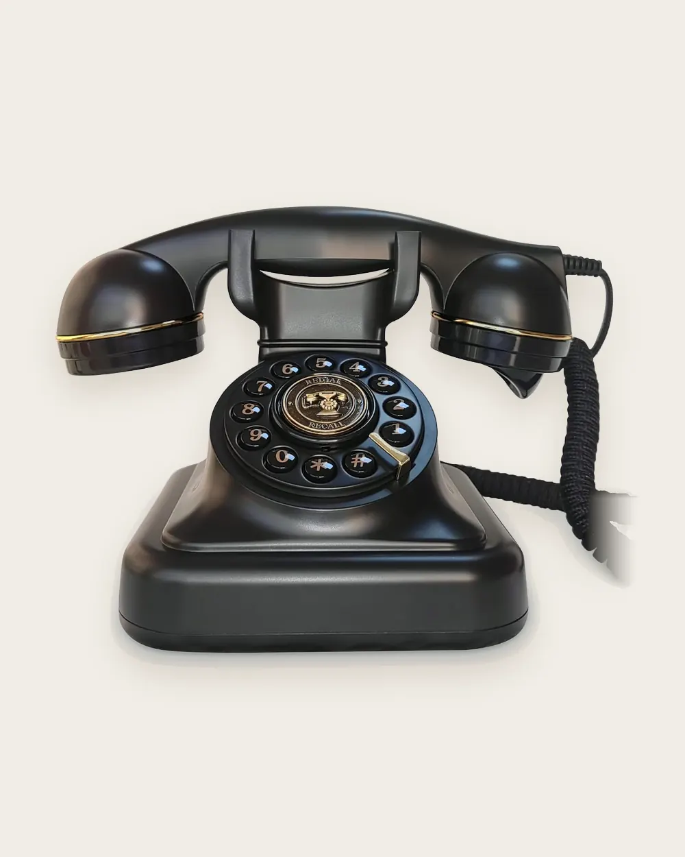 Georges, téléphone rétro noir mat posé sur fond clair