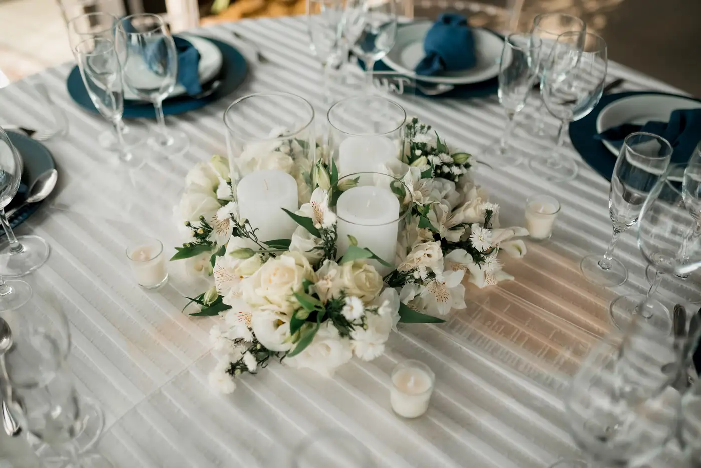 Centre de table de mariage en fleurs blanches et bougies allumées